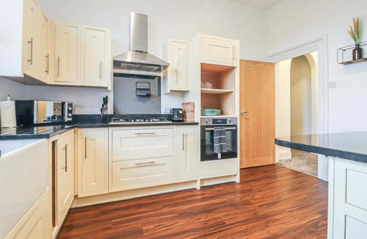 Spacious Victorian Birkdale Apartment With Garden Southport Exterior photo